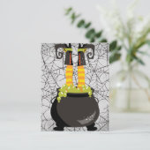 Hexenfüße, die aus einem Kessel mit Blasen herausk Einladung (Stehend Vorderseite)