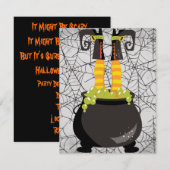 Hexenfüße, die aus einem Kessel mit Blasen herausk Einladung (Vorne/Hinten)