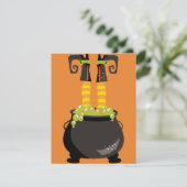 Hexenfüße, die aus einem Kessel mit Blasen herausk Einladung (Stehend Vorderseite)