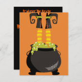 Hexenfüße, die aus einem Kessel mit Blasen herausk Einladung (Vorne/Hinten)