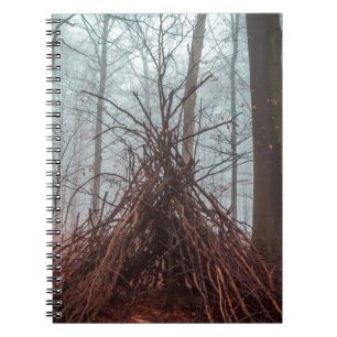 Hexenhaus im Wald mit Nebel Notizblock