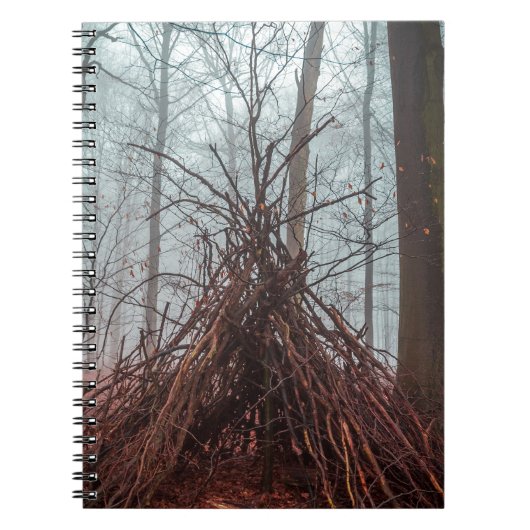 Hexenhaus im Wald mit Nebel Notizblock (Vorderseite)