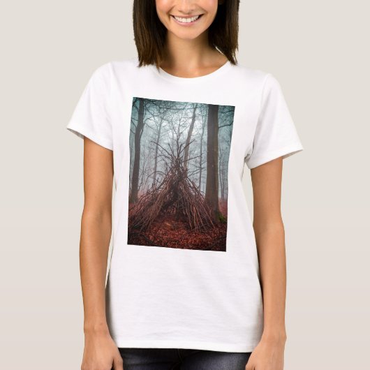 Hexenhaus im Wald mit Nebel T-Shirt (Vorderseite)