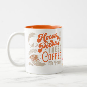 Hexenhocus-Pokus-Kaffee zum Fokussieren des Fotos Zweifarbige Tasse