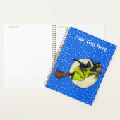 Hexenhut, der auf dem Zimmer flog, während Vollmon Planer (Anzeige)