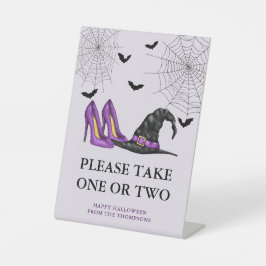 Hexenhut und Schuhe Halloween-Bonbons Hinweis Sockelschild