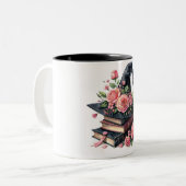 Hexenhutbuchstapel mit rosa Rosen Zweifarbige Tasse (Vorderseite Links)