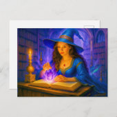 Hexenlesezauberbuch mit glühendem Kristall Feiertagspostkarte (Vorne/Hinten)
