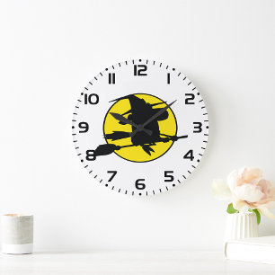 Hexensilhouette fliegt auf Besen gegen Vollmond Große Wanduhr