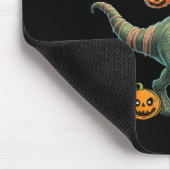 Hexenskelett reitet auf Dinosaurier T Rex Hallowee Mousepad (Ecke)