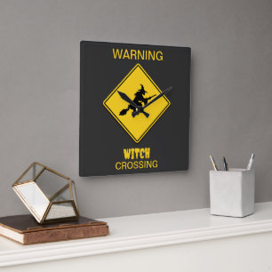 Hexenwarnung Halloween Quadratische Wanduhr