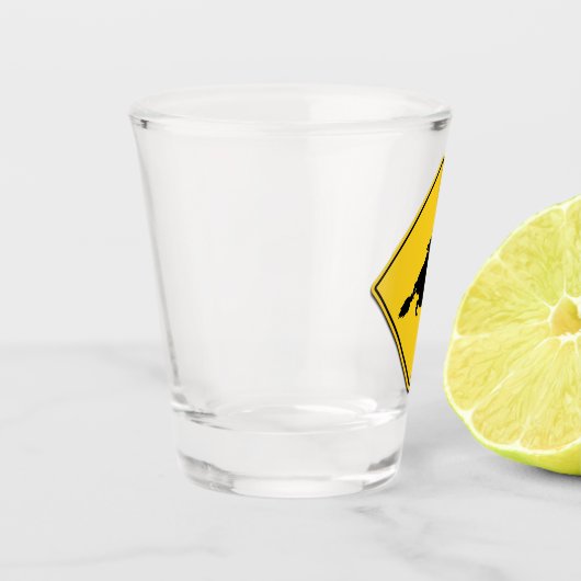 Hexenwarnung Halloween Schnapsglas (Links)