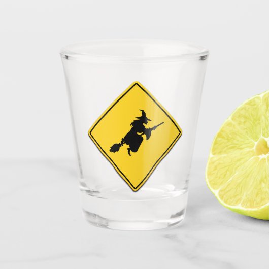 Hexenwarnung Halloween Schnapsglas (Vorderseite)