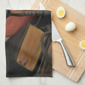 Hexereiobjekte auf einem Tisch in einem dunklen Ra Handtuch (Viertel Falte)