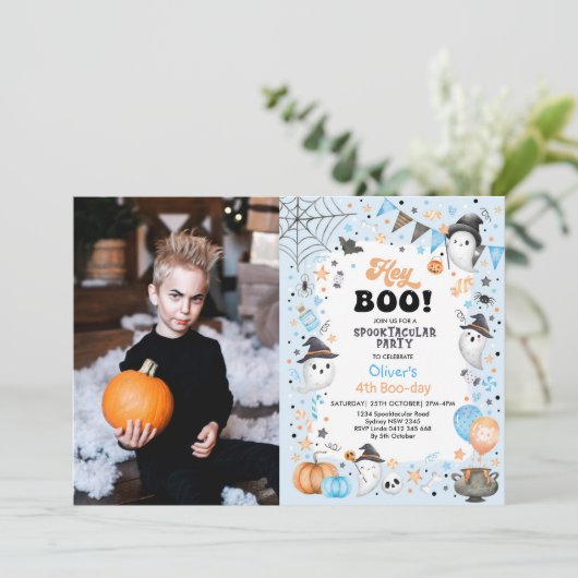 Hey Boo! Blue Halloween Ghost Boy Birthday Einladung (Stehend Vorderseite)