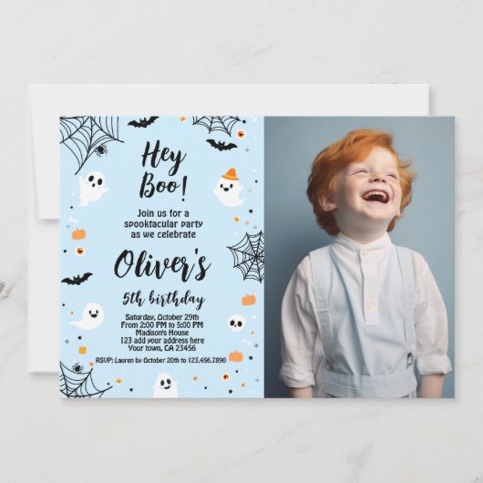 Hey Boo, invitación de Halloween azul con foto Einladung (Vorderseite)