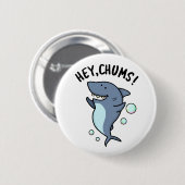 Hey Chums Funny Toothy Shark Pun Button (Vorne & Hinten)