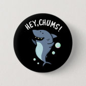 Hey Chums Funny Toothy Shark Pun Button (Vorderseite)