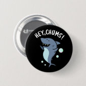 Hey Chums Funny Toothy Shark Pun Button (Vorne & Hinten)