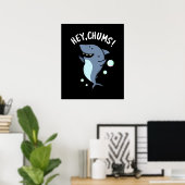 Hey Chums Funny Toothy Shark Pun Dark BG Poster (Heimbüro)
