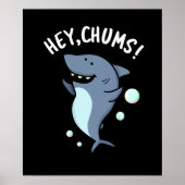 Hey Chums Funny Toothy Shark Pun Dark BG Poster (Vorne)