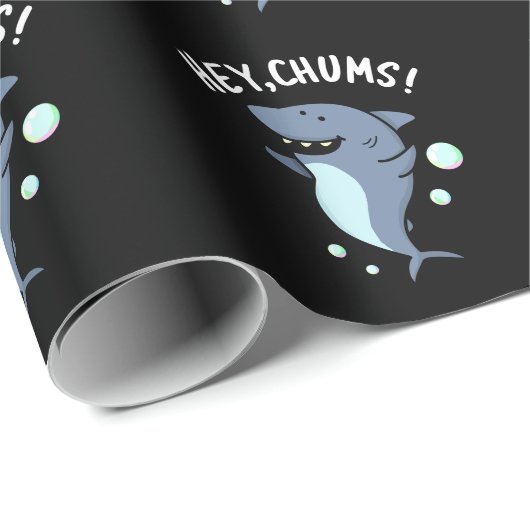 Hey Chums Funny Toothy Shark Pun Geschenkpapier (Rolleneckpunkt)