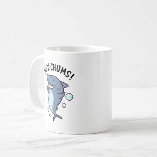 Hey Chums Funny Toothy Shark Pun Kaffeetasse (Vorderseite Links)