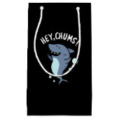Hey Chums Funny Toothy Shark Pun Kleine Geschenktüte (Vorderseite)