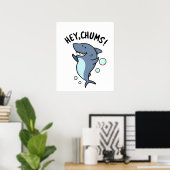 Hey Chums Funny Toothy Shark Pun Poster (Heimbüro)