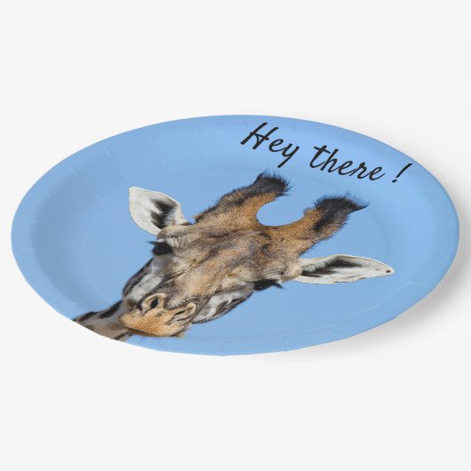 Hey, es lustiges Giraffe-Foto mit Text Pappteller (Schrägansicht)