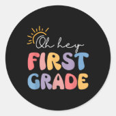 Hey, First Grade Teacher Student 1st Grad Back Runder Aufkleber (Vorderseite)
