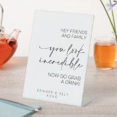 Hey Freunde und Familie, du siehst unglaublich aus Sockelschild (In Situ)