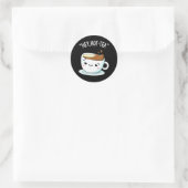 Hey Hot Tea Funny Cuppa Tea Pun Dark BG Runder Aufkleber (Tasche)