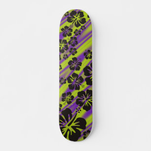 Hibiskus blüht in Schwarz grüne violette Wellen Skateboard