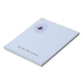 Hibiskus-Blume-Design auf blauem Hintergrund Notizblock (Rotiert)