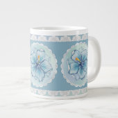 Hibiskus & Spitzenschuppen Jumbo-Tasse (Vorderseite Rechts)