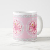 Hibiskus und Spitzen PINK Jumbo-Tasse (Vorderseite Rechts)