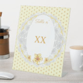 Hibiskus und Spitzen YELLOW Sockelschild (In Situ)