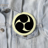 Hidari mitsudomoe, Japan Button (Beispiel)