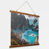 Hidden Falls – Coastal Serenity Wandteppich Mit Holzrahmen (Gewinkelt)