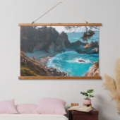 Hidden Falls – Coastal Serenity Wandteppich Mit Holzrahmen (Schlafzimmer)