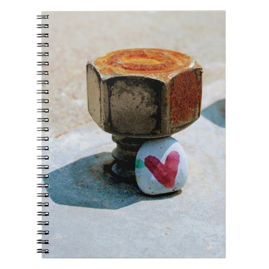 Hidden Heart Rock and a Rusty Bolt Notizblock (Vorderseite)