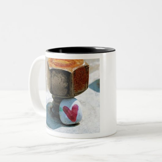 Hidden Heart Rock and a Rusty Bolt Zweifarbige Tasse (Vorderseite Links)
