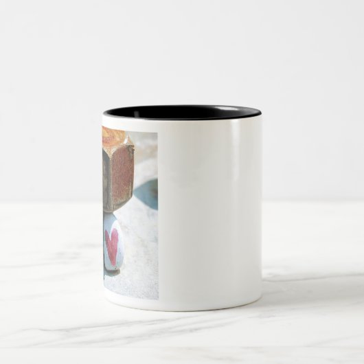 Hidden Heart Rock and a Rusty Bolt Zweifarbige Tasse (Mittel)