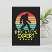 Hide and Seek Experte Bigfoot Funny Einladung (Stehend Vorderseite)