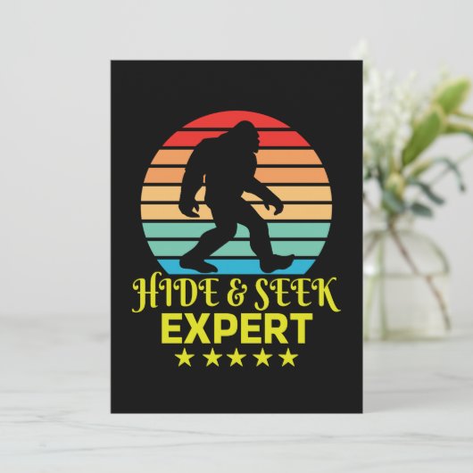 Hide and Seek Experte Bigfoot Funny Einladung (Stehend Vorderseite)