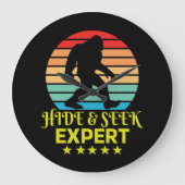 Hide and Seek Experte Bigfoot Funny Große Wanduhr (Vorderseite)