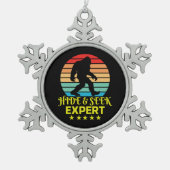 Hide and Seek Experte Bigfoot Funny Schneeflocken Zinn-Ornament (Vorderseite)