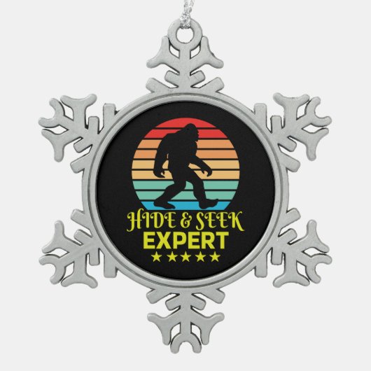 Hide and Seek Experte Bigfoot Funny Schneeflocken Zinn-Ornament (Vorderseite)