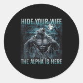 Hide Your Wife The Alpha Is Here Funny Alpha Wolf Runder Aufkleber (Vorderseite)